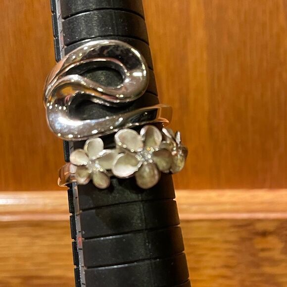 Women’s Flower Ring From Hawaii and Silver Tone Swirl Ring Size 9 - Picture 1 of 11